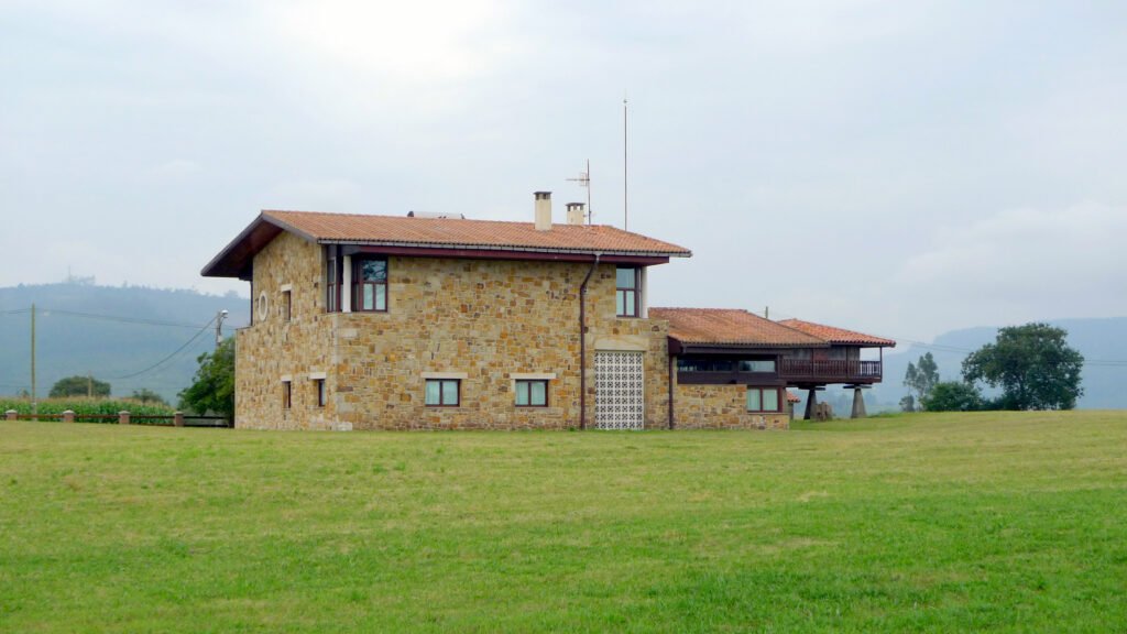 CASA EN ARGUERO DE BARRAGAN