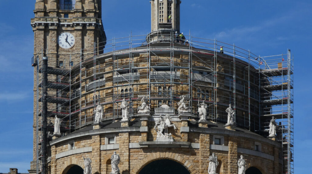 Andamios para la reparación de la cúpula de la iglesia de La Laboral. Sergio J. Barragán Arévalo.