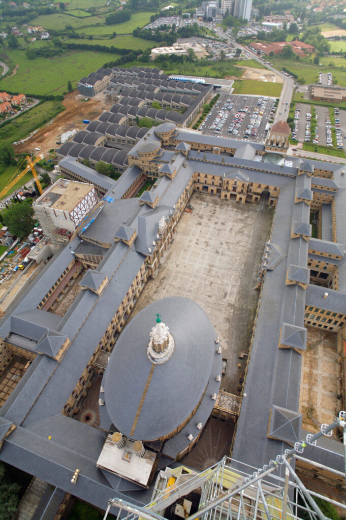 Vista de la Iglesia desde el andamio de la torre de 130 m. Sergio J. Barragán Arévalo.